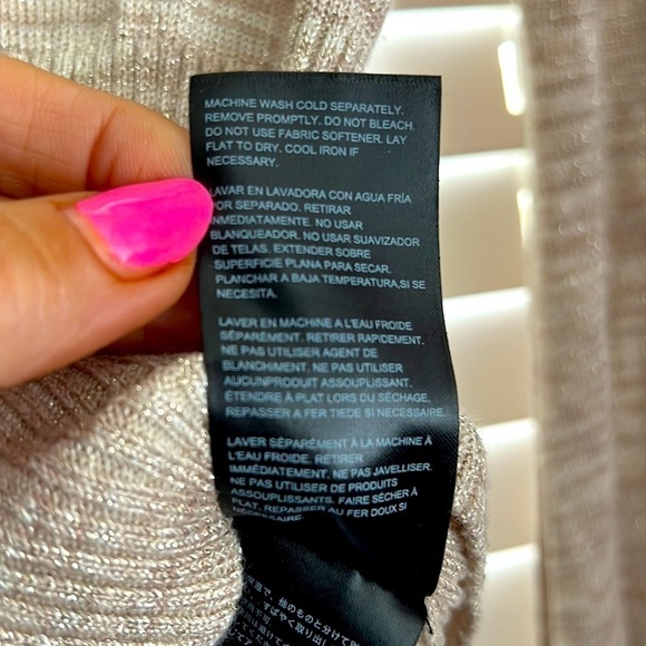 ๐ฅWhat's Hot!!๐ฅ Beautiful Bebe Gold Crop V-Neck Sweater! Sz M Soo Cute!๐๐๏ธ - Picture 9 of 14